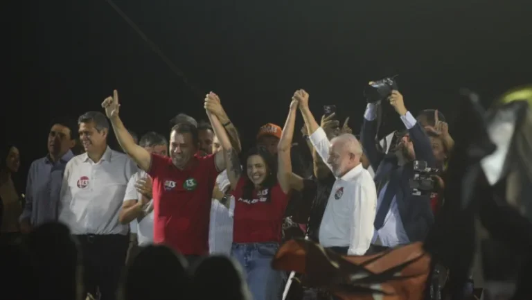 Natália Bonavides e Milklei Leite com o presidente Lula / Foto: José Aldenir - Agora RN