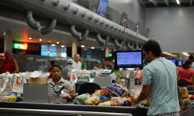 Vitória (ES) - Supermercados lotados com filas nos caixas e na entrada funcionam com horário reduzido (Tânia Rêgo/Agência Brasil)