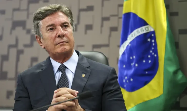 Brasília - O senador Fernando Collor durante audiência pública na Comissão de Relações Exteriores e Defesa Nacional, do Senado, para debater questões ligadas à soberania nacional e aos projetos estratégicos do Exército do Brasil (Marcelo