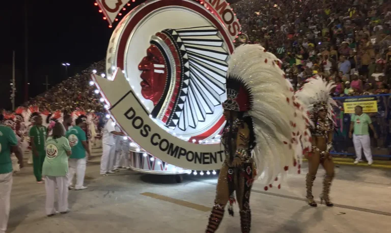 Rio de Janeiro - Homenagem da Mangueira ao bloco Cacique de Ramos no primeiro dia de apresentações do Grupo Especial das Escolas de Samba do Rio, na Sapucaí (Cristina Indio do Brasil/Agência Brasil)