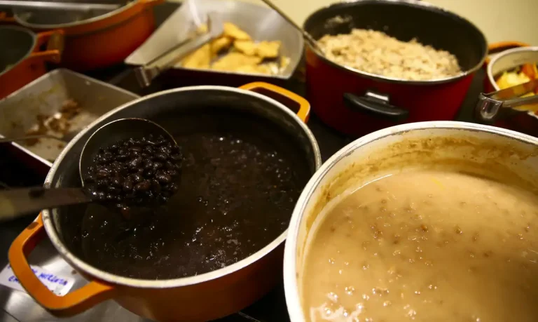 Comida servida em restaurante em Brasília.