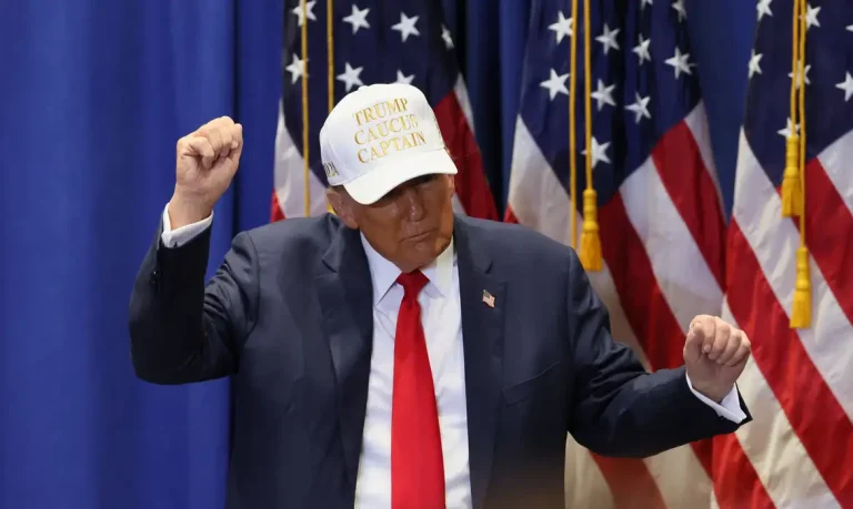 O ex-presidente dos EUA e candidato presidencial republicano Donald Trump dança enquanto faz campanha em Indianola, Iowa, EUA, 14 de janeiro de 2024. REUTERS/Brendan McDermid