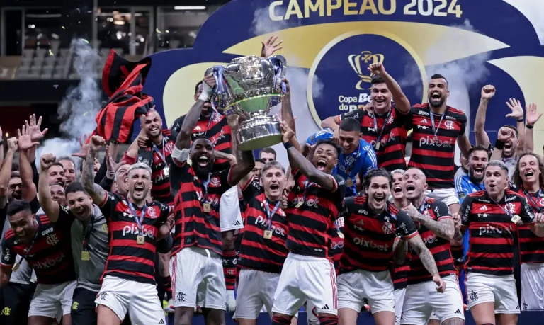 Soccer Football - Copa do Brasil - Final - Second Leg - Atletico Mineiro v Flamengo - Arena MRV, Belo Horizonte, Brazil  - November 10, 2024 Flamengo's Gerson, Bruno Henrique and teammates celebrate winning the Copa do Brasil with the trophy REUTERS/Cris Mattos