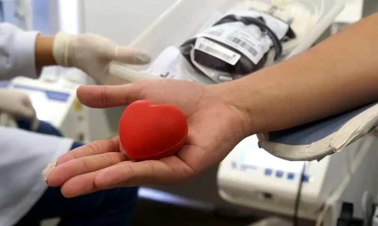 Pessoas participam de campanha para doação de sangue.