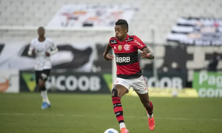 Bruno Henrique, do Flamengo, em jogo contra o Corinthians no Brasileirão 2021.