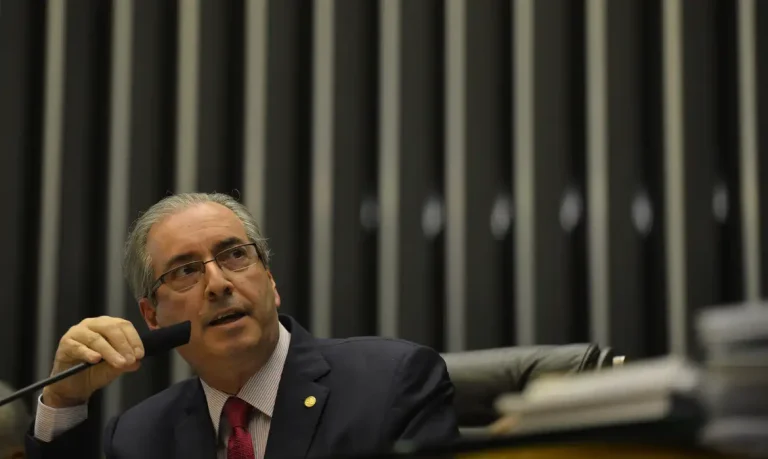 Brasília - O Presidente da Câmara, Eduardo Cunha, entra no plenário após falar com a imprensa sobre a representação contra ele no Conselho de Ética. Foto: Fabio Rodrigues Pozzebom/Agência Brasil