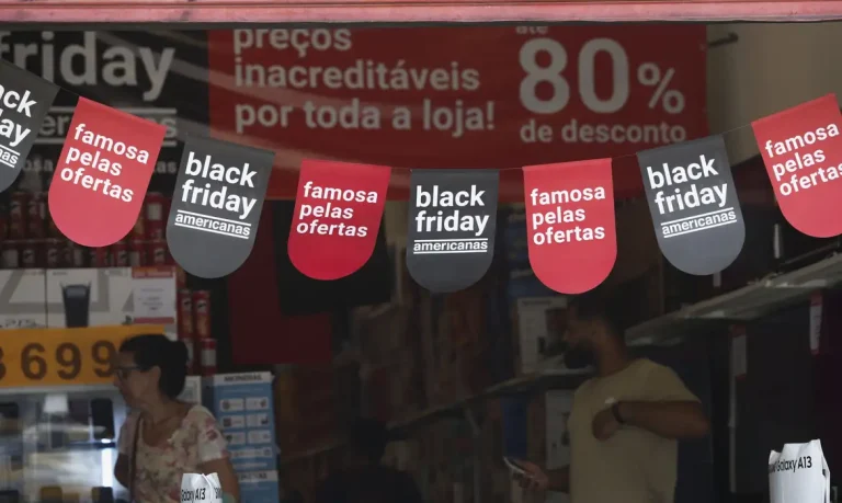 São Paulo, (SP), 22.11.2023 - Fachada de lojas na Avenida Paulista com ofertas da Black Friday. Foto: Paulo Pinto/Agência Brasil