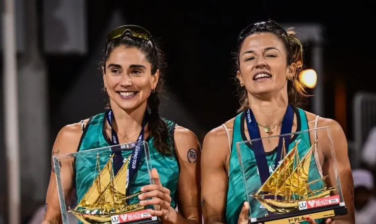 carol e bárbara são campeãs na etapa de Doha do circuito mundial do vôlei de praia, em 09/03/2024