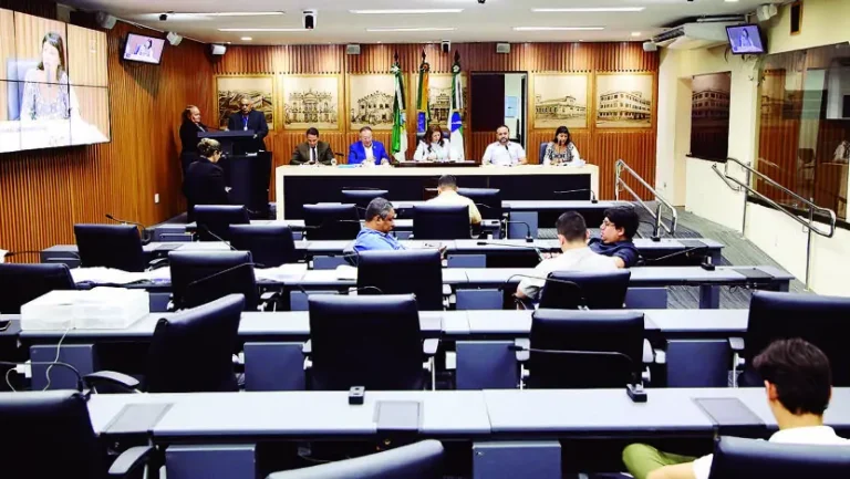 Vereadores em reunião da Comissão de Legislação, Justiça e Redação Final da Câmara de Natal nesta segunda-feira / Foto: Francisco de Assis / cmn