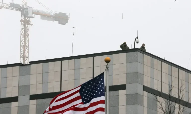 epa04112575 US security service soldiers stand on a roof of the American embassy in Kiev, Ukraine, 06 March 2014. Crimea's parliament moved the date of all-Crimean referendum on the status of the Autonomous Republic of Crimea to 16 March. Military observers from the Organization for Security and Co-operation in Europe (OSCE) have been stopped from entering Ukraine's Crimea peninsula at a checkpoint set up by pro-Russian militia, diplomats said in Vienna on 06 March.  EPA/SERGEY DOLZHENKO