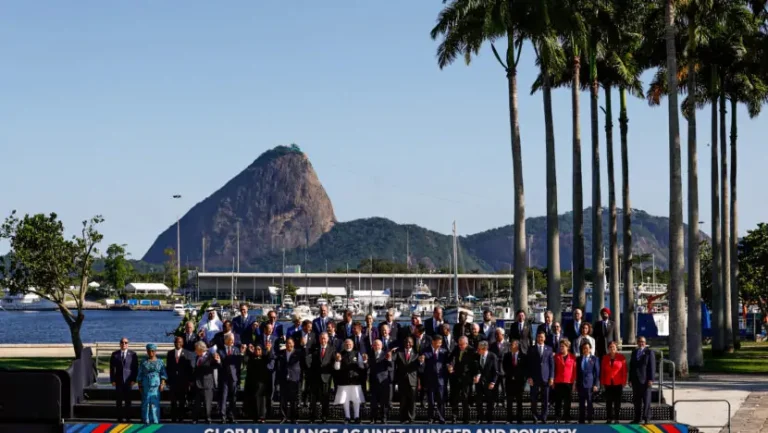 Líderes mundiais reunidos para foto oficial durante encontro de cúpula do G20 no Rio de Janeiro, nesta segunda 18 - Foto: TÂNIA RÊGO / AGÊNCIA BRASIL