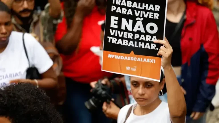 Manifestantes vão às ruas pelo fim da escala de trabalho 6x1 - Foto: Tânia Rêgo/Agência Brasil