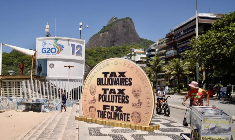 Rio de Janeiro (RJ), 18/11/2024 - Organizações da sociedade civil da rede Observatório do Clima realiza manifestação para pressionar o G20 a financiar ações climáticas robustas, com a taxação de super ricos. Foto: Thiago Dezan/Divulgação