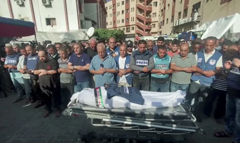 Palestinians in Gaza laid the body of slain Al Jazeera cameraman Samer Abu Daqqa to rest on Saturday (December 16), the day after he was killed in southern Gaza.
Frame Reuters