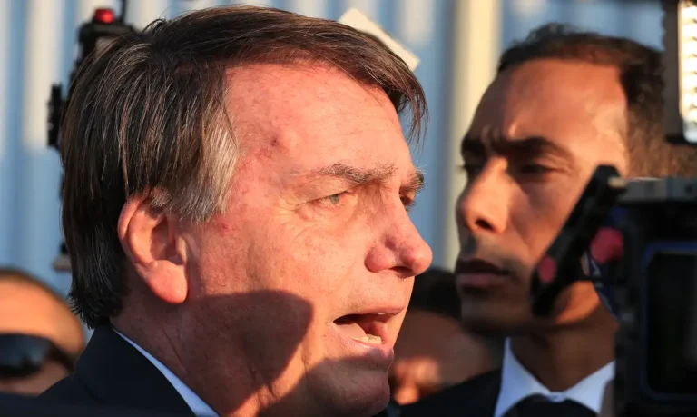 Brasília (DF) 18/05/2023 Ex-presidente, Jair Bolsonaro, na saída do Senado federal após visitar seu filho e senador, Flávio Bolsonaro. Foto Lula Marques/ Agência Brasil.