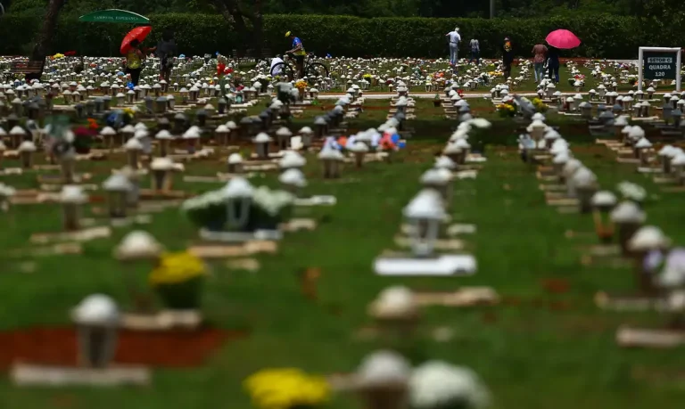 Dia de Finados no cemitério Campo da esperança em Brasília