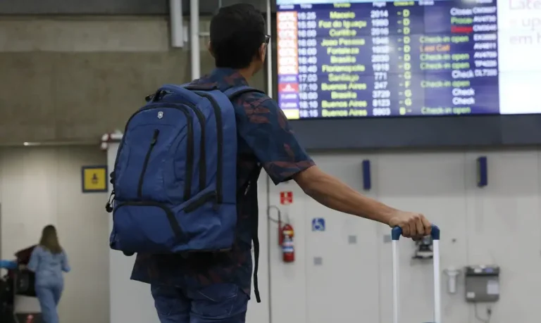 Rio de Janeiro (RJ), 02/10/2023 - Movimento de passageiros no Aeroporto Internacional Tom Jobim, no Galeão, após migração de voos operados no Aeroporto Santos Dumont. Foto: Fernando Frazão/Agência Brasil