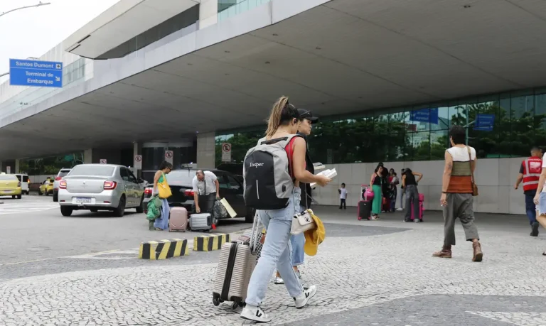 Movimento de passageiros no Aeroporto Santos Dumont no primeiro dia de greve dos aeronautas.