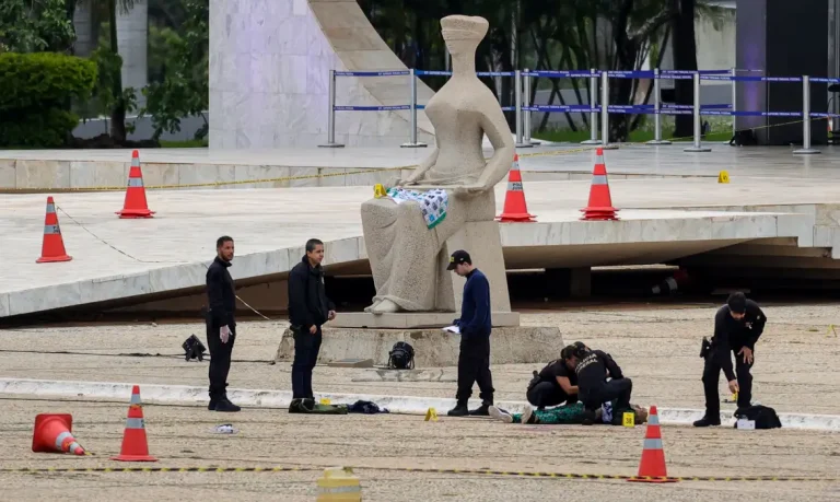 Brasília (DF) 14/11/2024 - Policiais fazem perícia no corpo de Francisco Wanderley Luiz, de 59 anos, em frente ao STF. Segundo a Polícia Civil do DF, Francisco foi autor das explosões ocorridas nesta quarta-feira (13) na Praça dos Três Poderes.
Foto: Fabio Rodrigues-Pozzebom/Agência Brasil