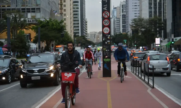 Ciclovia da Avenida Paulista facilita a mobilidade urbana na cidade de São Paulo.