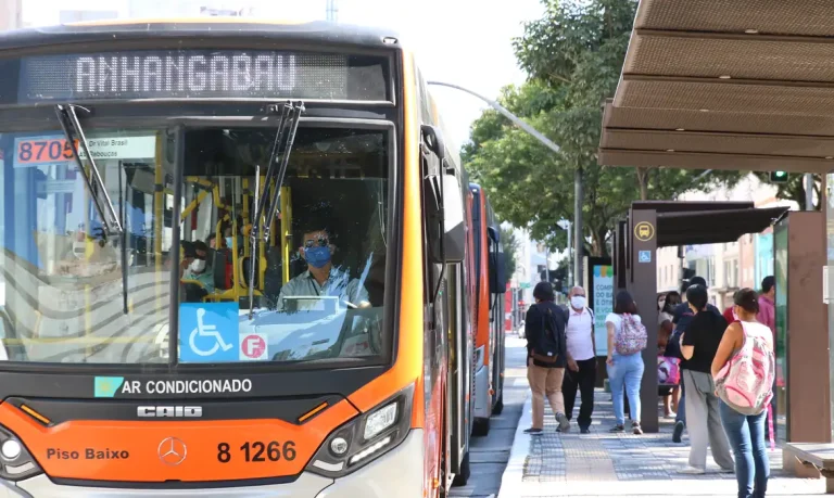 Usuários de transporte público e motoristas de ônibus utilizam máscaras de proteção contra covid-19 na rua da Consolação