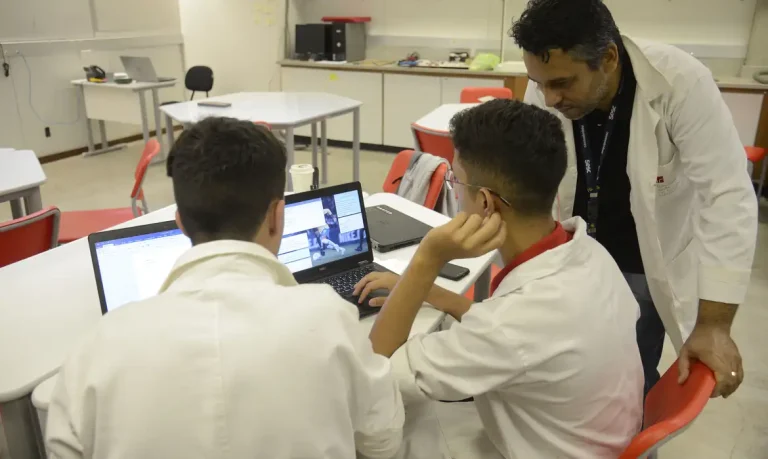 Alunos da Escola Sesc de Ensino Médio durante aula, na Barra da Tijuca, zona oeste do Rio.