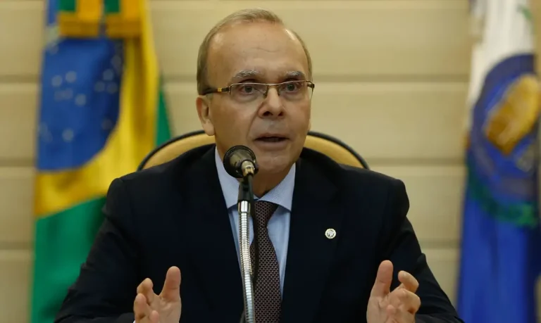 O diretor-geral da EMERJ, desembargador Ricardo Rodrigues Cardozo fala durante seminário da EMERJ, no Tribunal de Justiça, no centro do Rio.