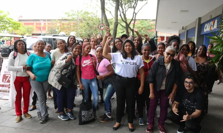 Rio de Janeiro (RJ), 14/11/2024 - A liderança da favela Para-Pedro, Sara Almeida com moradores da comunidade no G20 Social, no Boulevard Olímpico na zona portuária da capital fluminense. Foto: Tomaz Silva/Agência Brasil