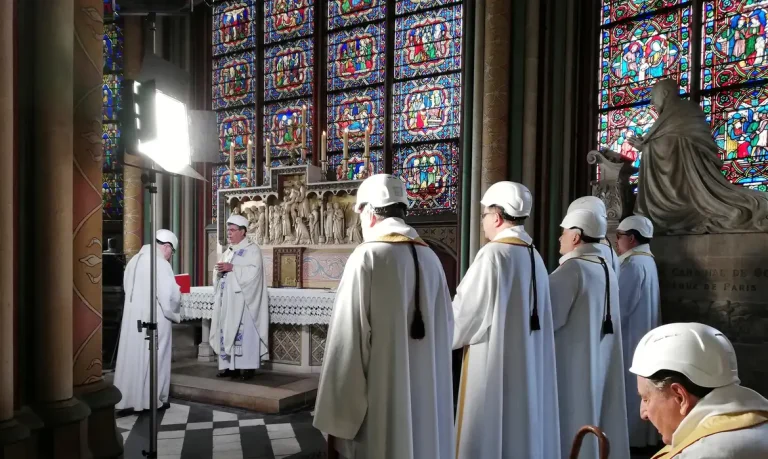 O arcebispo de Paris Michel Aupetit, lidera a primeira missa na catedral de Notre-Dame desde o incêndio. 15/6/2019. Karine Perret/Pool via REUTERS