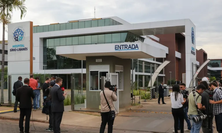 Brasília (DF) 29/09/2023 - Jornalistas  na frente do hospital Sírio-Libanês onde presidente Luiz Inácio Lula da Silva, está internado nesta manhã desta sexta-feira (29), em Brasília, para ser submetido a uma cirurgia no lado direito do quadril, em razão de uma artrose na cabeça do fêmur, que é um desgaste na cartilagem que reveste as articulações, o que causa dores e até limitações de movimento.
Foto: Fabio Rodrigues-Pozzebom/Agência Brasil