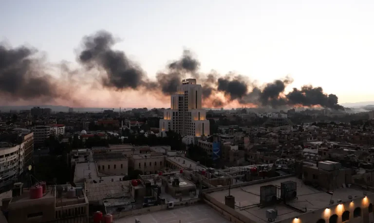 Síria- 08/12/2024  Pessoas passam  por um tanque que pertencia ao Exército Sírio, depois que rebeldes sírios anunciaram que derrubaram Bashar al-Assad da Síria, em Damasco, Síria, 8 de dezembro de 2024. REUTERS/Mohamed Azakir/ Reprodução proibida.