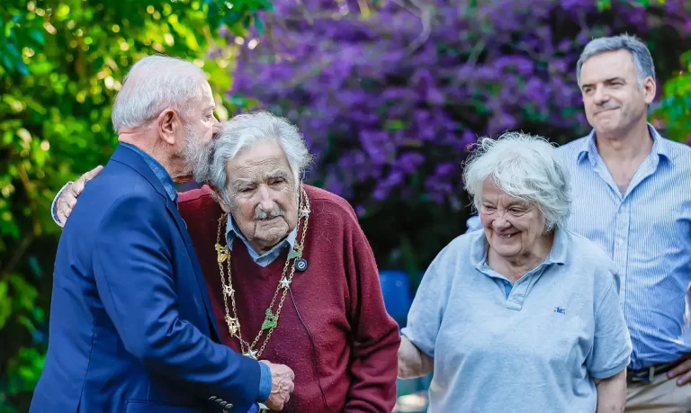 05.12.2024 - Presidente da República, Luiz Inácio Lula da Silva concedeu a Ordem Nacional do Cruzeiro do Sul ao ex-presidente do Uruguai, Pepe Mujica.