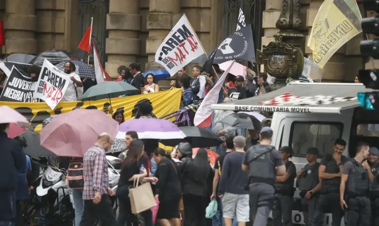 São Paulo (SP), 05/12/2024 -ato contra violência policial, concentração em frente ao teatro municipal de são paulo, praça Ramos de Azevedo . Foto: Paulo Pinto/Agência Brasil