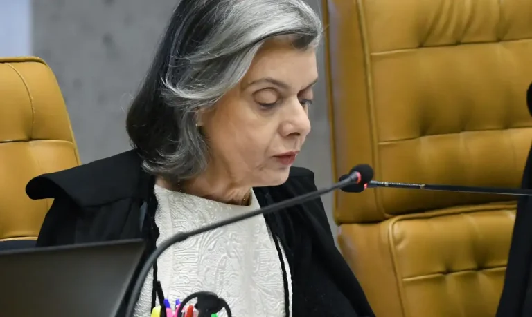 Ministra Cármen Lúcia durante sessão extraordinária do STF