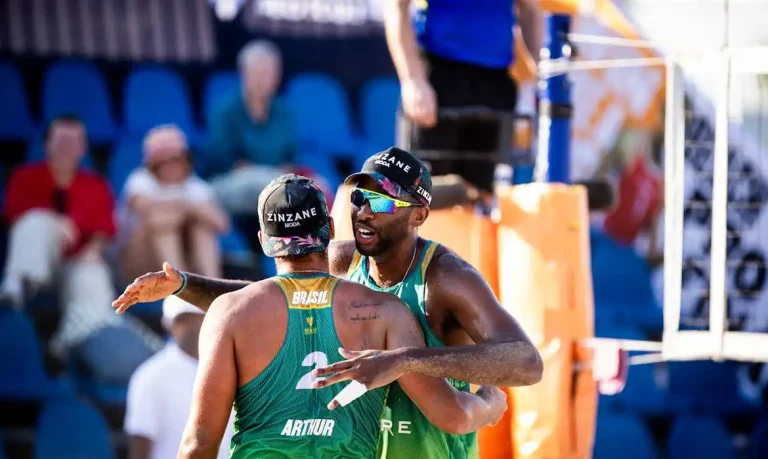 Evandro e Arthur vencem de virada estreia do Finals do circuito mundial de vôlei de praia, por 2 sets a 1, contra noruegueses Mol e Sorum - em 04/12/2024