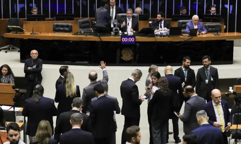 Brasília (DF) 19/11/2024  Sessão da Câmara dos Deputados que discutiu o projeto de lei complementar trata da proposição e execução de emendas parlamentares na lei orçamentária anual. Foto Lula Marques/ Agência Brasil