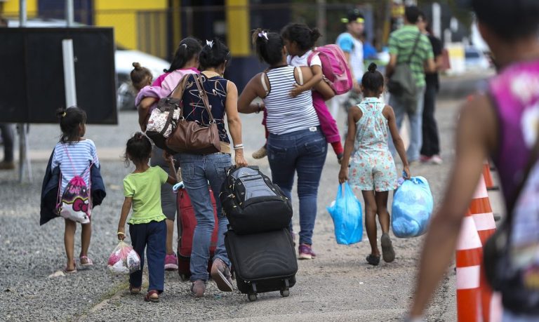 Imigrantes venezuelanos cruzam a fronteira com o Brasil.