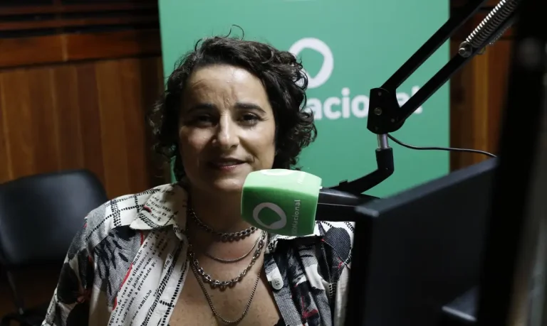 Rio de Janeiro (RJ) 29/04/2024 – A narração de um gol por Luciana Zogaib, da equipe de Esportes da Empresa Brasil de Comunicação (EBC), veiculada na Rádio Nacional, foi premiada no festival de cinema de futebol Cinefoot. Foto: Fernando Frazão/Agência Brasil