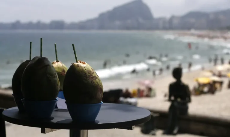 Em dia de forte calor cariocas se refrescam na praia de Copacabana.