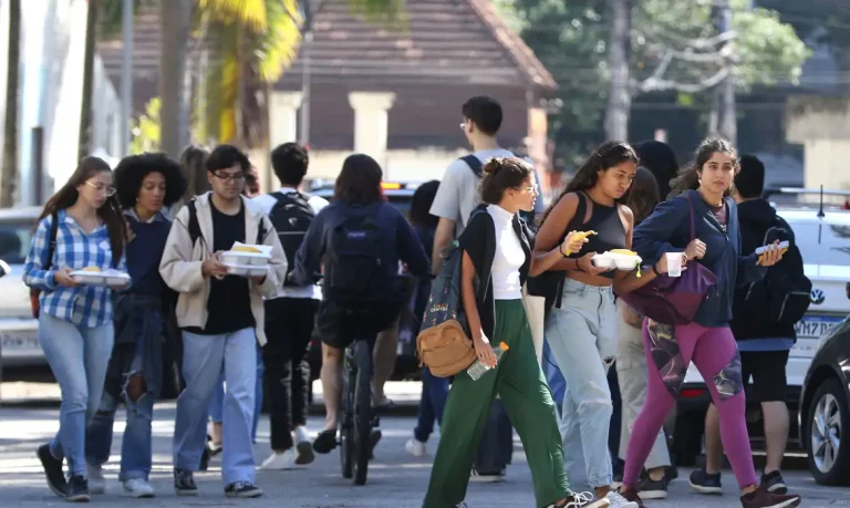 Rio de Janeiro (RJ), 06/07/2023 - Estudantes universitários no campus Praia Vermelha da UFRJ.   Foto:Tânia Rêgo/Agência Brasil