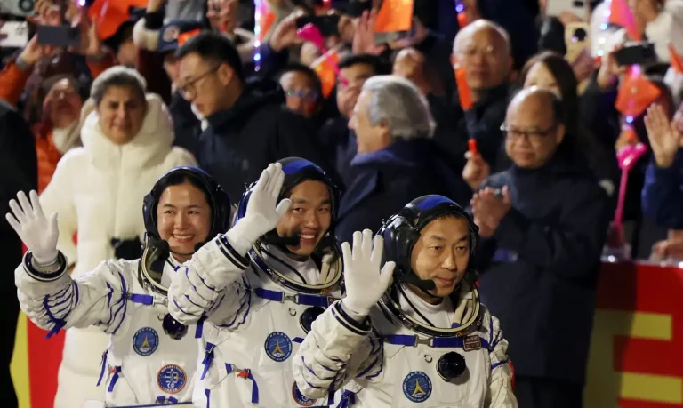 Os astronautas Cai Xuzhe, Song Lingdong e Wang Haoze participam de cerimônia de despedida antes da missão do voo espacial Shenzhou-19 para a estação espacial chinesa Tiangong, no Centro de Lançamento de Satélites de Jiuquan, província de Gansu, China
30/10/2024 (data local) 
REUTERS/Florence Lo