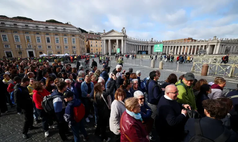 Fila para velório do papa Francisco na Basílica de São Pedro
 25/4/2025   REUTERS/Carlos Barria