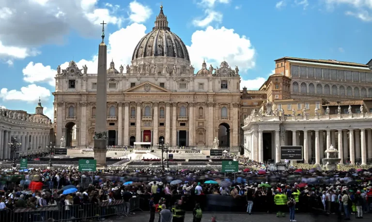 Roma- 25/04/2025 Pessoas fazem fila para entrar na Basílica de São Pedro para prestar homenagens enquanto o Papa Francisco é velado, visto de Roma, Itália, em 25 de abril de 2025. REUTERS/Remo Casilli/ PROIBIDA REPRODUÇÃO