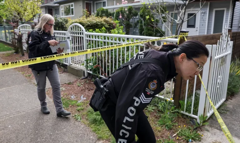 Police officers search for possible witnesses near the scene of the Filipino community Lapu Lapu Day block party, the morning after a vehicle was driven into a crowd, in Vancouver, British Columbia, Canada April 27, 2025. Reuters/Chris Helgren/Proibida reprodução