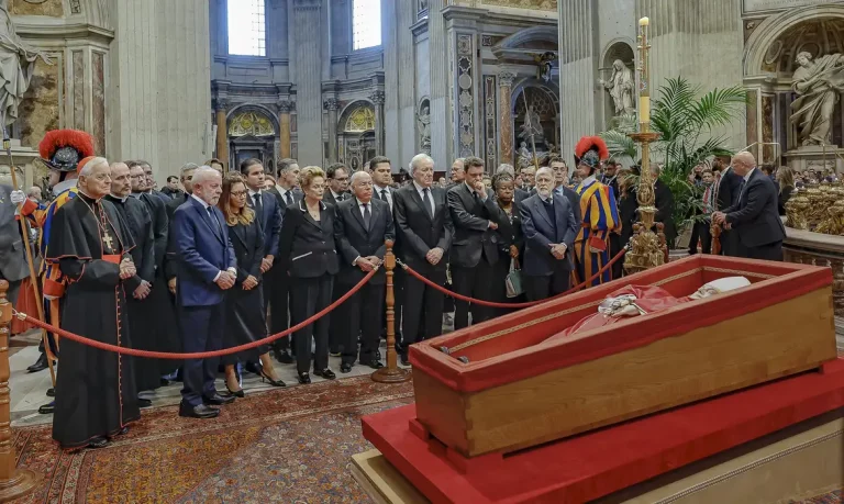 Vaticano, 25/04/2025 - Presidente da República, Luiz Inácio Lula da Silva, durante Velório de Sua Santidade o Papa Francisco. Altar da Confissão, Basílica de São Pedro. Foto: Ricardo Stuckert/PR
