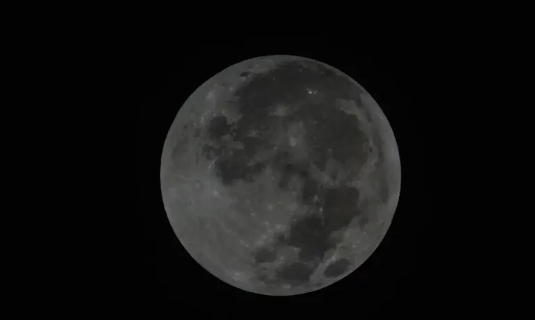 Lua avermelhada chama a atenção de brasilienses na madrugada, durante eclipse total (Marcello Casal Jr/Agência Brasil)