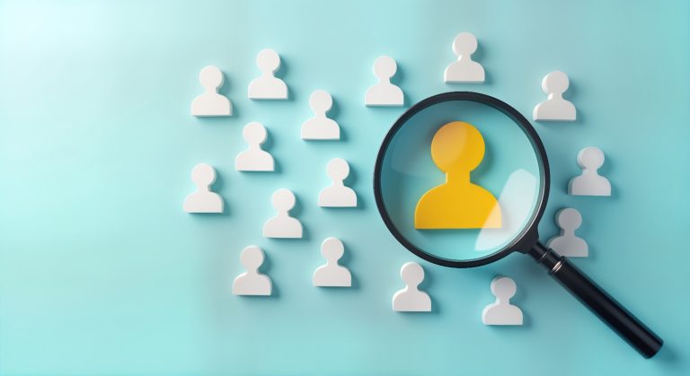 imagem com varios icones indicando pessoas e uma lupa em alusao a selecao de candidatos para residente