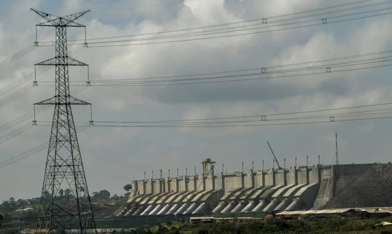 Altamira (PA), 08/01/2025 - No dia 5 de maio de 2016, foi inaugurada a Usina Hidrelétrica (UHE) Belo Monte. Localizada no Rio Xingu, no Pará, sua capacidade instalada é de 11.233,1 MW, sendo reconhecida como a maior hidrelétrica 100% brasileira.
O empreendimento utiliza, em seu reservatório principal, uma tecnologia preservacionista conhecida como fio d’água, o monitoramento das estruturas, previsto no Plano, é um dos mais bem equipados do país. Dispondo de 1.976 instrumentos, de 12 diferentes tipos, realiza-se uma avaliação periódica ao desempenho das estruturas de concreto dos 28 diques que conformam o Reservatório Intermediário e das barragens de Pimental e Belo Monte.
Foto: Joédson Alves/Agência Brasil