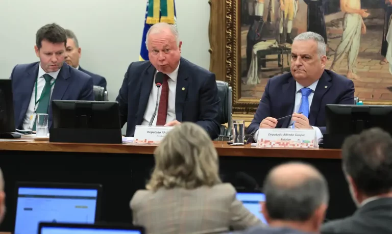 Brasília (DF), 30/04/2025  - Reunião da Comissão de Constituição e Justiça e de Cidadania (CCJ)  para votar requerimento que pede a suspensão de ação penal contra o deputado Ramagem. Relator votou a favor, mas foi pedido vistas. Foto: Lula Marques/Agência Brasil