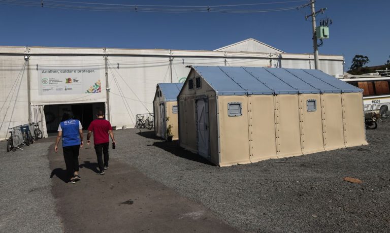 Canoas (RS), 30/04/2025 - Cerca de 240 pessoas que foram atingidas pela enchente de abril de 2024 continuam no centro humanitário de acolhimento esperança, localizado no bairro iguara.
A um ano o estado foi atingido por temporais que afetou mais de 400 municípios gaúchos, tiveram bairros inteiros alagados. A maior tragédia climática da história, deixou pelo menos 147 mortos e afetou mais de 2,1 milhões de pessoas.
Foto: Joédson Alves/Agência Brasil